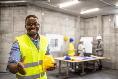 İnşaat sektörü işi ve kariyer. İnşaat işçisi yeni işçilere el sıkışıyor..