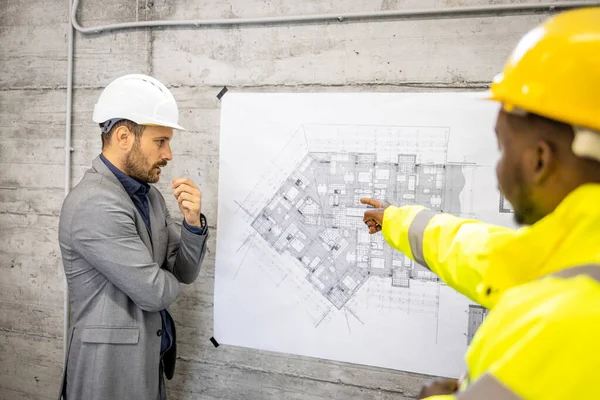 Trabalhador Construção Civil Engenheiro Estrutural Analisando Novo Plano Projeto Construção — Fotografia de Stock