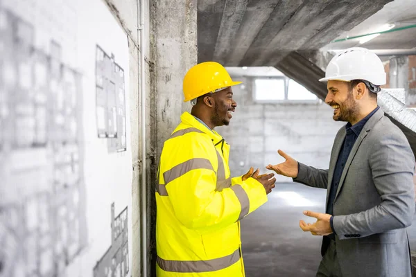 Trabalhador Construção Civil Engenheiro Estrutural Discutindo Sobre Novo Projeto Construção — Fotografia de Stock