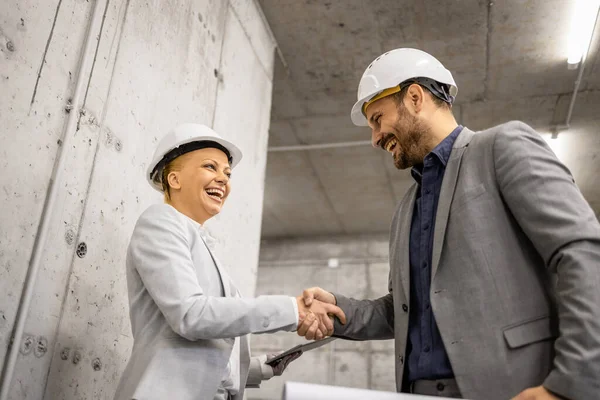 Arkitekt Skakar Hand Med Byggingenjör För Framgångsrikt Samarbete — Stockfoto