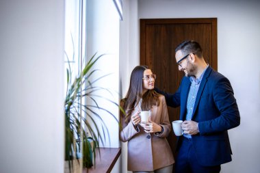 İş arkadaşları iş yerinde ilişki yaşıyorlar. Yakışıklı bir adam ofiste çekici bir kadınla flört ediyor..