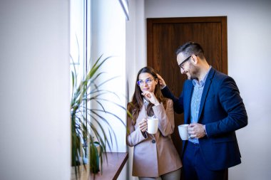 İş arkadaşları iş yerinde ilişki yaşıyorlar. Yakışıklı bir adam ofiste çekici bir kadınla flört ediyor..