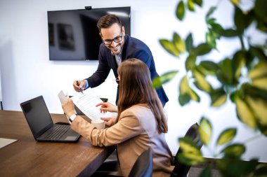 Ofisteki iş adamları yeni projede birlikte çalışıyorlar..