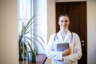 Hastanedeki steteskoplu kadın doktorun portresi..