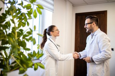 Pozitif enerjili iki doktor hastanede el sıkışıyor..