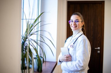 Hastanedeki steteskoplu kadın doktorun portresi..