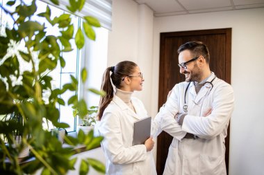 Doktorlar hastane ofisinde sohbet ediyorlar..