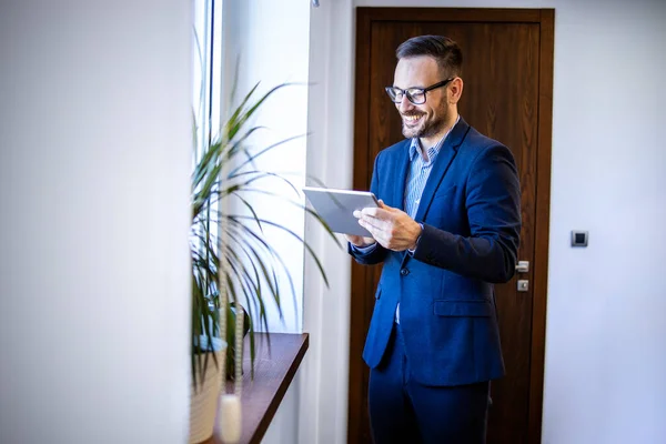 Fröhlicher Manager Business Anzug Steht Mit Digitalem Tablet Computer Büro — Stockfoto