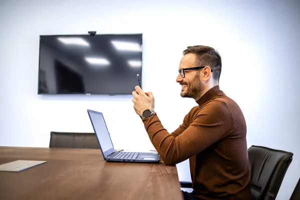 Glad Affärsman Casual Kläder Med Hjälp Smarttelefon När Arbetar Sitt — Stockfoto