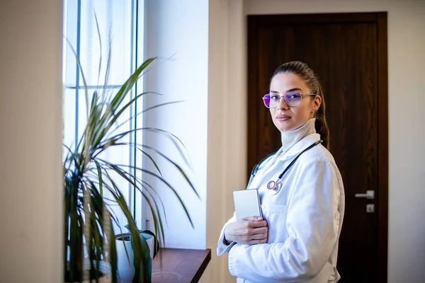 Retrato Médico Feminino Com Estetoscópio Hospital — Fotografia de Stock