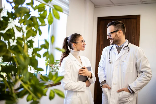 Dos Médicos Con Energía Positiva Listos Para Trabajar Con Pacientes — Foto de Stock