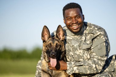 Üniformalı asker portresi ve asker köpeği bir arada..