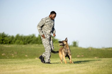 Asker ve asker köpeği güven ve dostluk kuruyor..