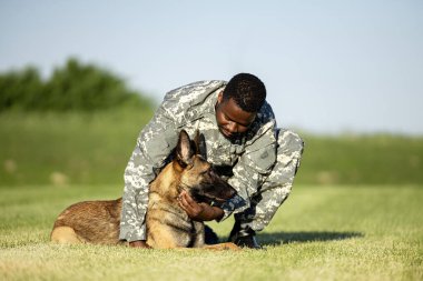 Asker köpeği ve asker birlikte vakit geçiriyorlar..
