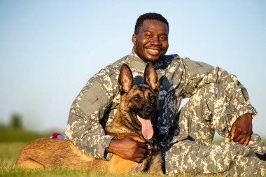 Asker ve asker köpeği sevgi ve güven gösteriyor..