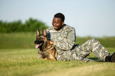 Asker köpeği ve asker birbirine bağlanıyor..