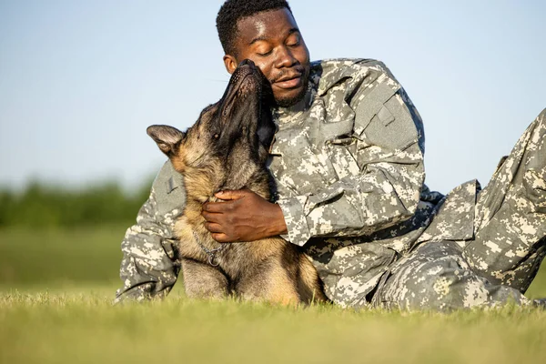 Love between soldier and military dog.