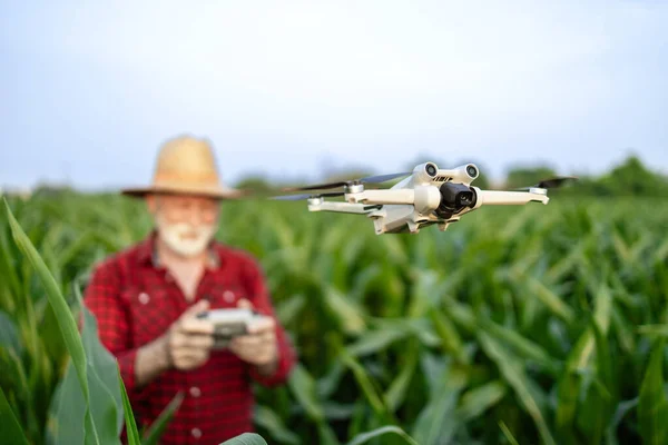 농업에서 기술을 사용합니다 스펙트럼 카메라로 모니터링 — 스톡 사진