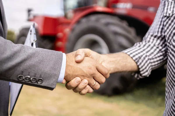 Kupuji Nový Traktorový Zemědělský Stroj Zblízka Pohled Kupujícího Prodejce Handshake — Stock fotografie