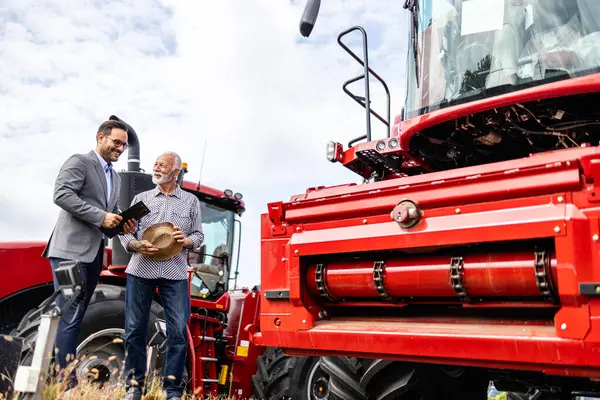 Traktoreiden Myynti Harvesterin Yhdistäminen Jälleenmyyntisopimuksessa — kuvapankkivalokuva