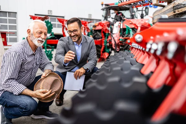 Obchodní Ředitel Prodává Harrow Vybavení Zemědělci Prodejně Nákup Traktorů Zemědělské — Stock fotografie