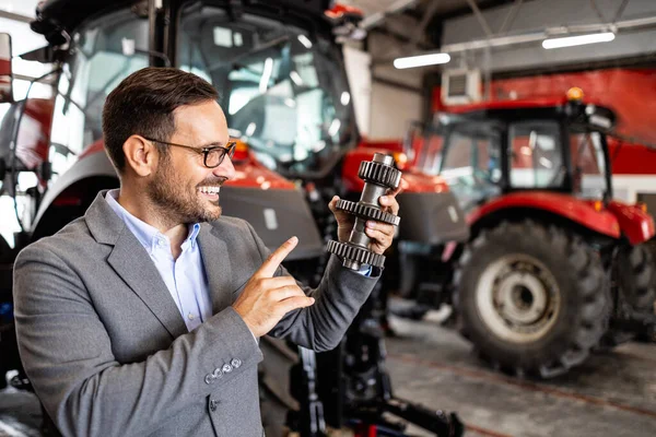 Prodejce Traktorů Poskytuje Zákazníkům Náhradní Díly Pro Zemědělské Stroje — Stock fotografie