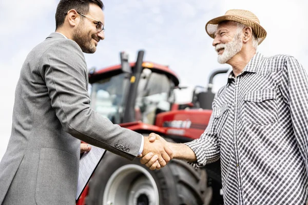 Investice Nového Traktoru Zemědělského Vybavení Profesionální Prodejce Obchodním Obleku Potřást — Stock fotografie