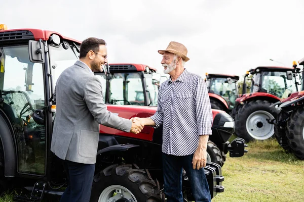 Investice Nového Traktoru Zemědělského Vybavení Profesionální Prodejce Obchodním Obleku Potřást — Stock fotografie