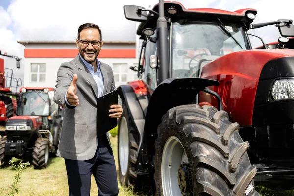 Maatalouslaitteita Jälleenmyyntisopimuksessa Myyvän Ammattimaisen Traktorikauppiaan Muotokuva — kuvapankkivalokuva