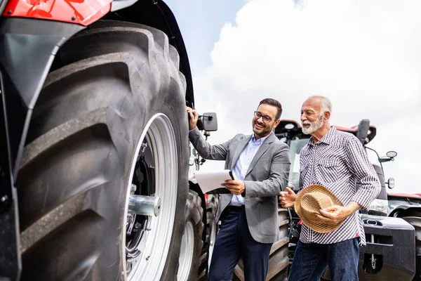 Profesionální Prodejce Ukazuje Farmáři Nový Moderní Traktor Prodej Zemědělských Strojů — Stock fotografie