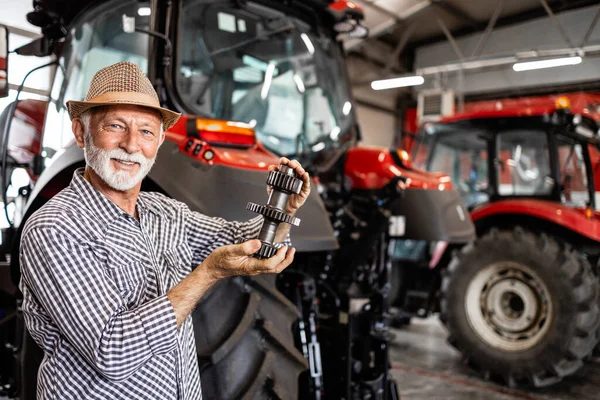 Farmář Drží Náhradní Díly Traktoru Dílně Údržba Zemědělských Strojů — Stock fotografie