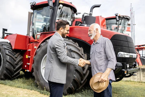 Farmář Kupuje Zbrusu Nový Traktor Pro Zemědělské Podnikání Potřesení Rukou — Stock fotografie