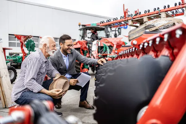 Prodavač Traktorů Předvádí Zemědělci Vybavení Pro Zemědělské Brány Nákup Nových — Stock fotografie