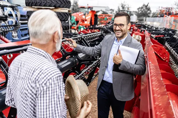 Prodejce Traktorů Prezentující Zemědělskou Techniku Prodávající Kombajn Zákazníkovi — Stock fotografie