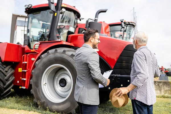 Farmář Nakupuje Traktor Zemědělském Veletrhu — Stock fotografie