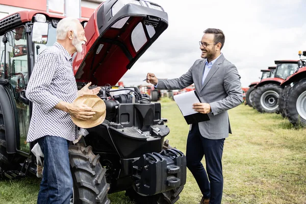 Prodejce Představí Zákazníkovi Specifikaci Motoru Výkon Traktoru Investice Zemědělství — Stock fotografie