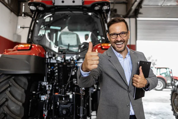 Portrét Profesionálního Obchodníka Traktory Stojící Zemědělského Stroje Držící Palce Vzhůru — Stock fotografie