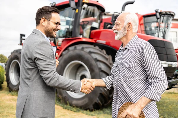 Kupuji Nový Traktor Prodejně Farmář Potřást Rukou Dealerem Zakoupení Zemědělského — Stock fotografie