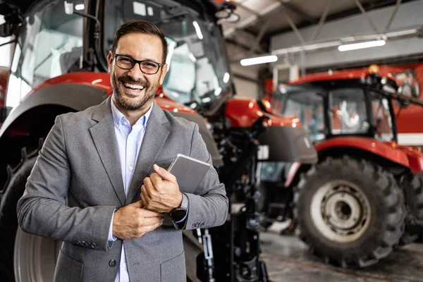Prodavač Traktorů Stojící Dílně Zajišťující Servis Pravidelnou Údržbu Zemědělských Strojů — Stock fotografie