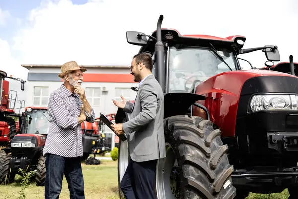 Investovat Agrobyznysu Farmář Kupující Nový Traktor Strojů Zemědělských Zařízení — Stock fotografie