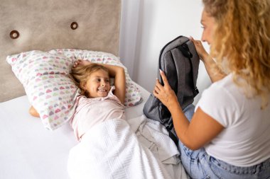 Okul vakti geldi. Ebeveyn kızını okul için uyandırıyor..