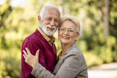 Amerikalı beyaz yaşlı çiftin portresi aşık oluyor ve emekliliğin tadını çıkarıyor..