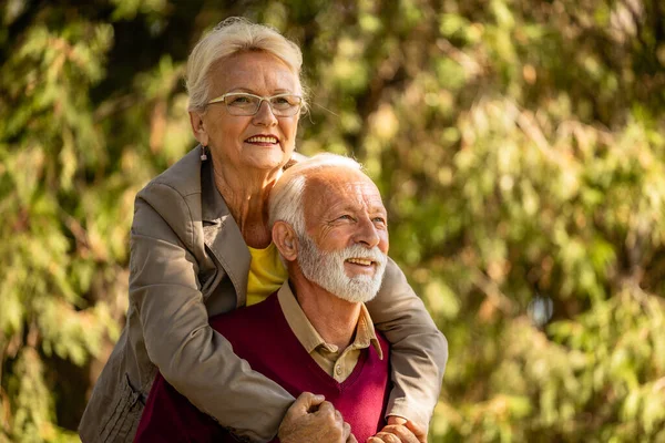 Kucaklaşan yaşlı çiftin yakın görüntüsü.