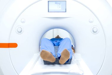 Hasta hastanede MRI tarama makinesinin içinde yatıyor..