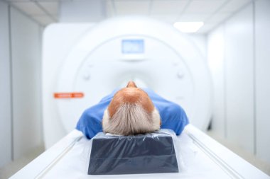Üst düzey hasta MRI 'da yatıp tam tarama prosedürünü bekliyor..
