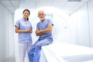 MRI veya CT tarama prosedüründen önce kadın radyoloji uzmanı ve kıdemli hastanın portresi.