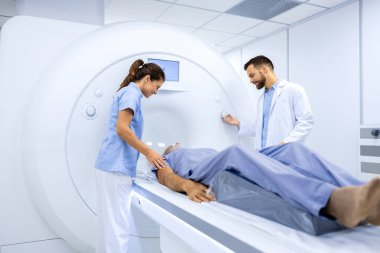 Deneyimli radyologlar, hastanede MRI veya CT tarama prosedüründen önce kıdemli hastaları teşvik ediyorlar..