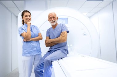 Hastanede MRI taraması yapılmadan önce kameraya bakan hemşire ve kıdemli hastanın portresi..