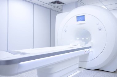 Modern MRI tarama ekipmanıyla hastane içi.