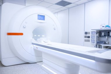 Modern MRI tarama ekipmanıyla hastane içi.